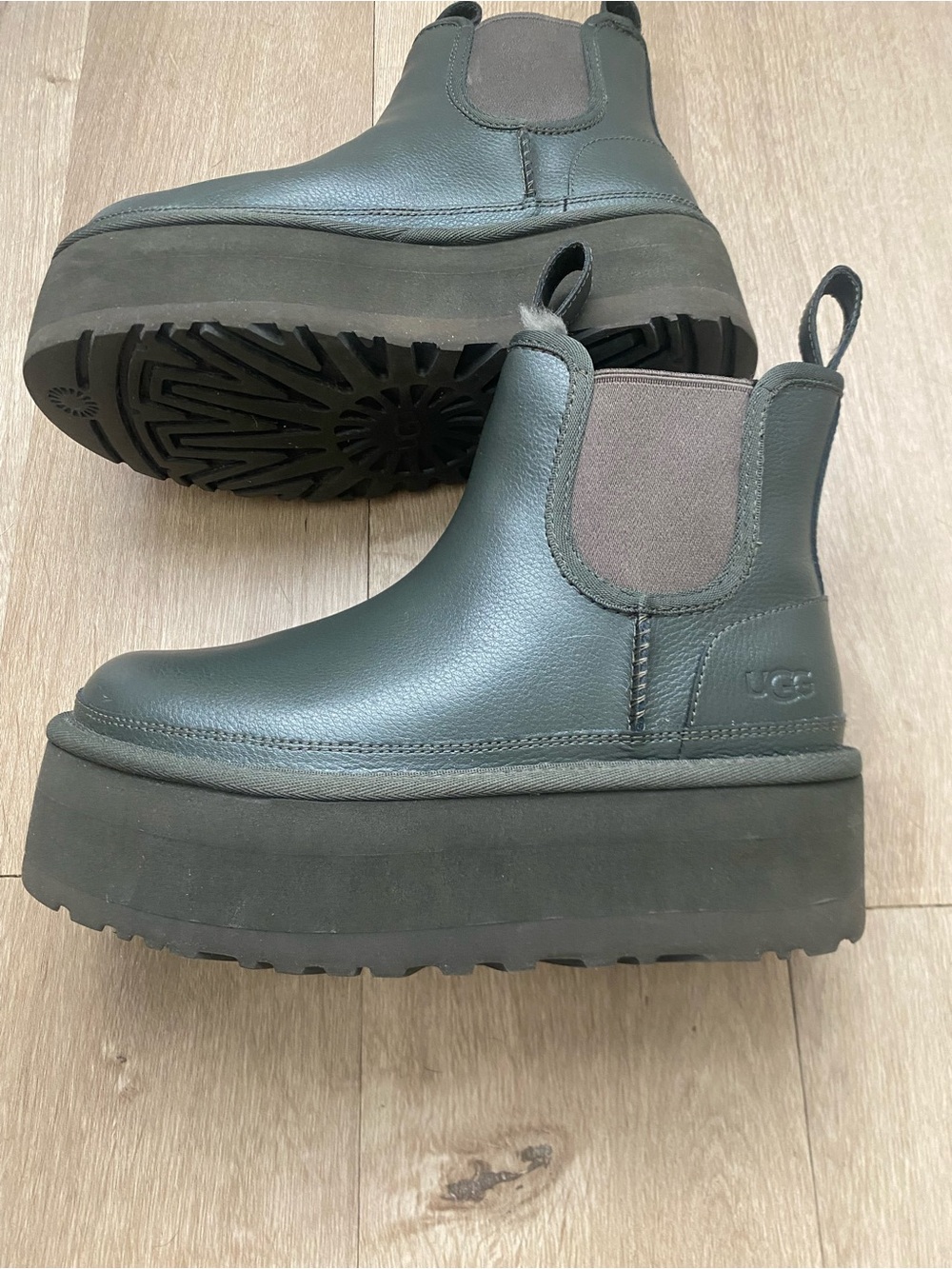 UGG Platform Chelsea Ankle Boots Forest Green Size 6 (S/N 1139510)